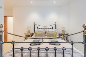 4 bedrooms, iron/ironing board, WiFi, bed sheets - The 2 Connected Apartment in Covent Garden (Greater London)