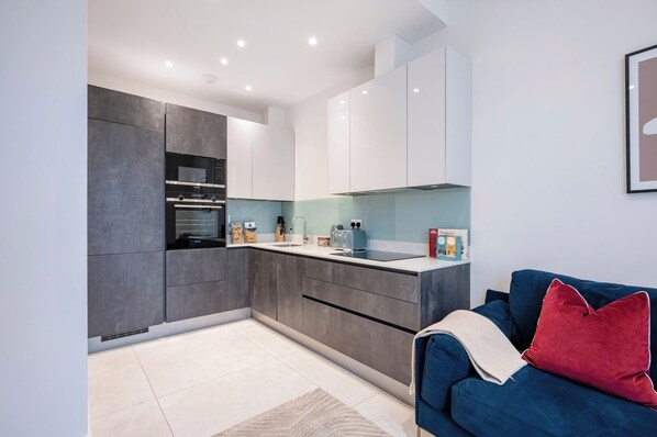 Frigorífico, microondas, horno y placa de cocina