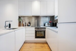 Kühlschrank, Mikrowelle, Ofen, Herdplatte