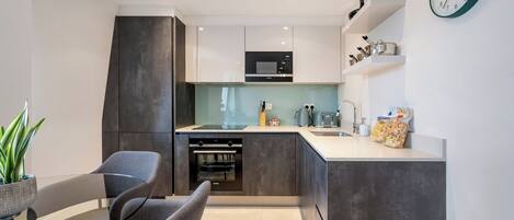 冷蔵庫、電子レンジ、オーブン、コンロ