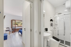 Douche, séchoir à cheveux, serviettes fournies