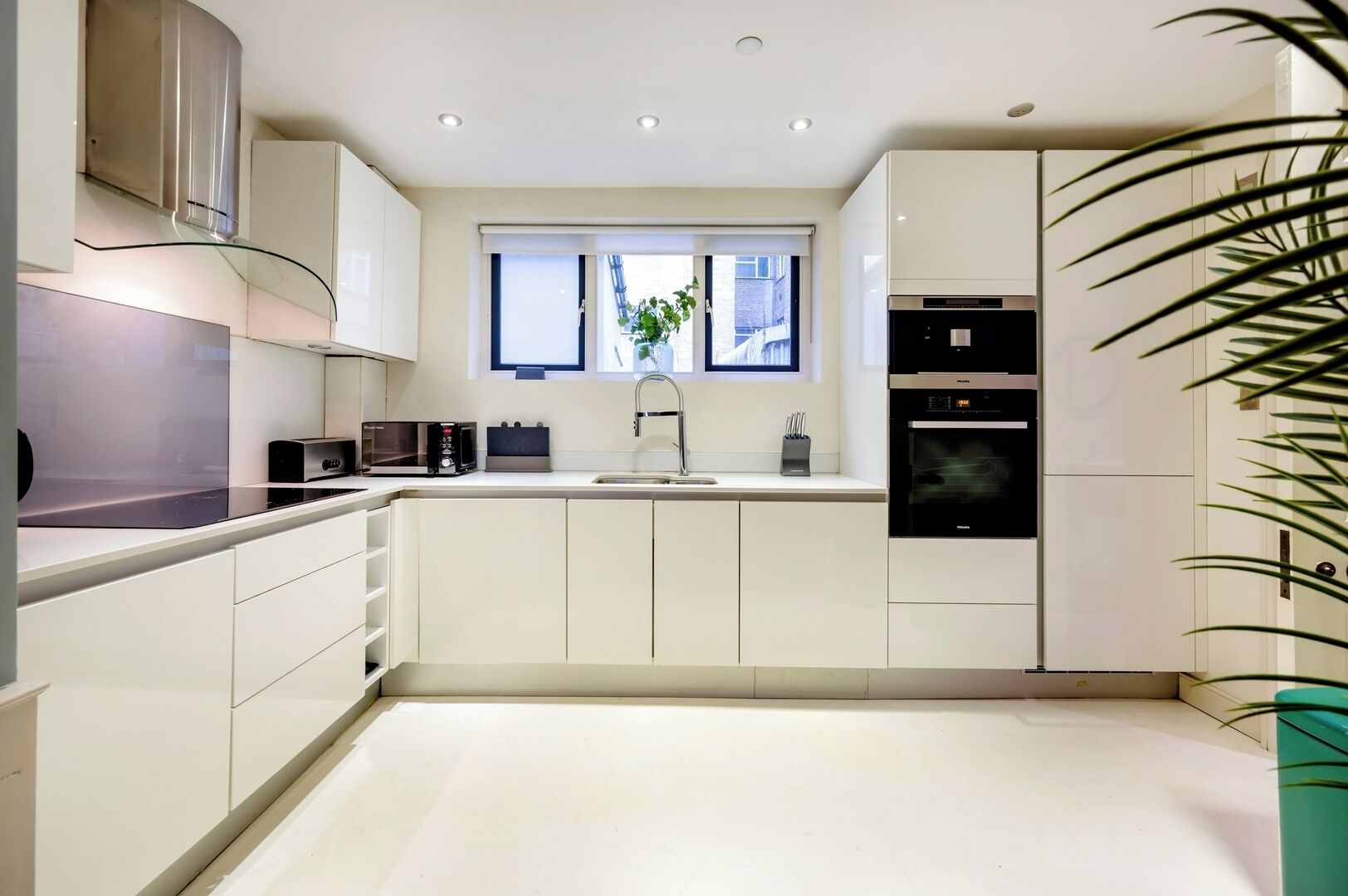 Frigorífico, microondas, horno y placa de cocina