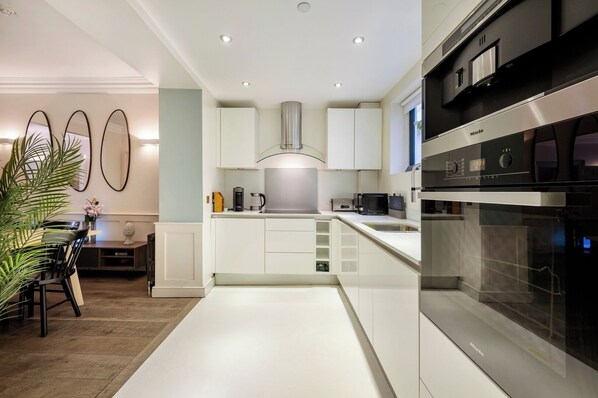 Køleskab, mikrobølgeovn, ovn, kogeplade