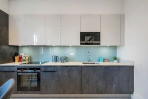 Kylskåp, mikrovågsugn, ugn och spishäll