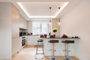 Coffee/tea maker, cookware/dishes/utensils