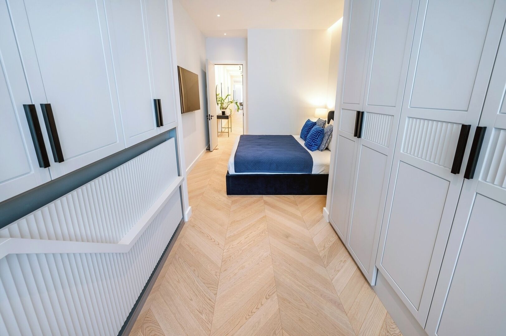 Ein Schlafzimmer mit einem Bett, einem Nachttisch und einem Kleiderschrank.