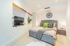 2 عدّة غرف نوم ومكواة/لوح كي وواي فاي وملاءات أسرّة