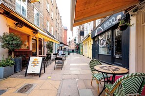 屋外ダイニングエリア