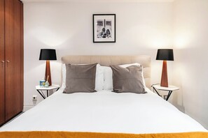 2 عدّة غرف نوم ومكواة/لوح كي وواي فاي وملاءات أسرّة