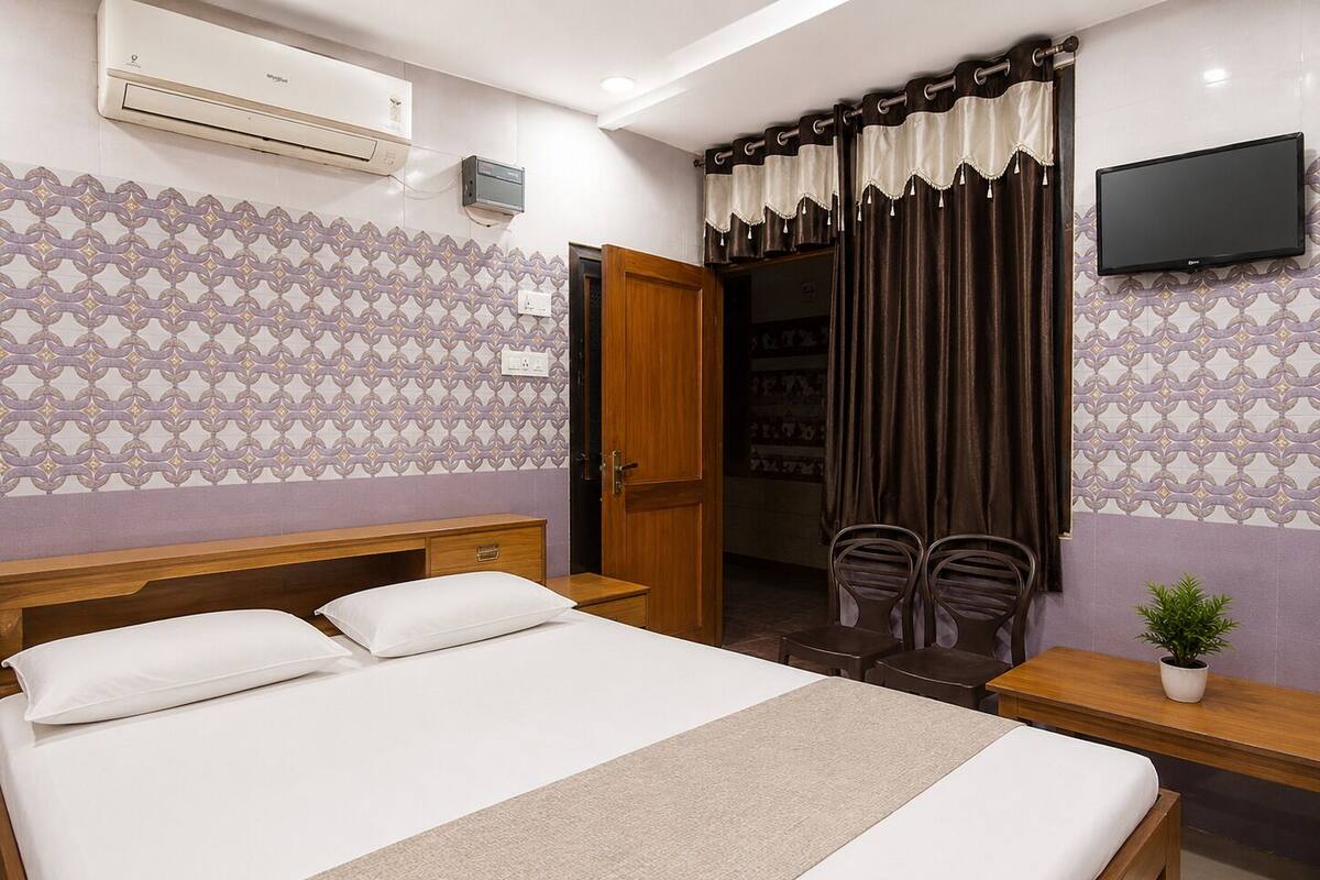 Habitación Deluxe | Espacio para trabajar con un portátil, wifi gratis, ropa de cama