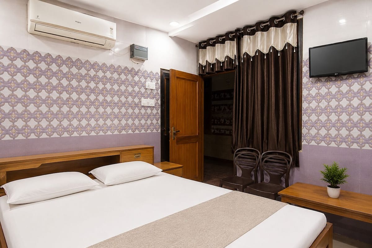 Deluxe Room | Laptop workspace, WiFi (free), bed sheets