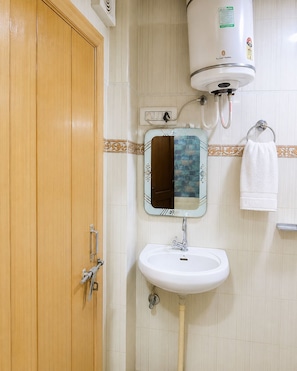 Executive Double Room | Bathroom - HOTEL VISHAL PALACE (Unnao)