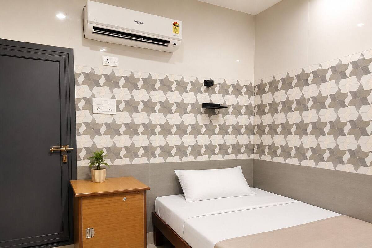 Habitación individual clásica | Espacio para trabajar con un portátil, wifi gratis, ropa de cama