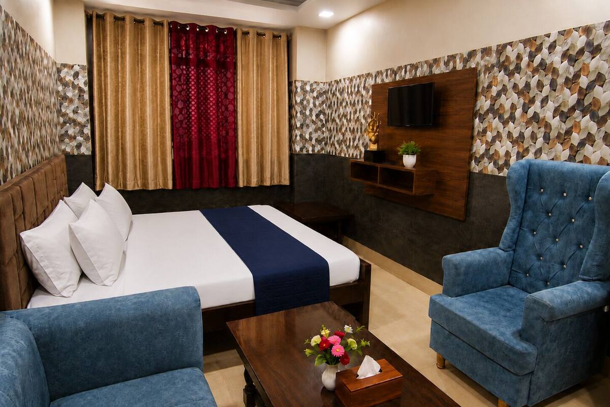Suite superior, balcón | Espacio para trabajar con un portátil, wifi gratis, ropa de cama