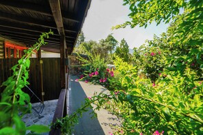 Superior Triple Room, Balcony, Sea View | Living area