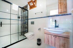 Deluxe Double Room, Balcony, Sea View | Bathroom | Shower, hair dryer, towels, soap