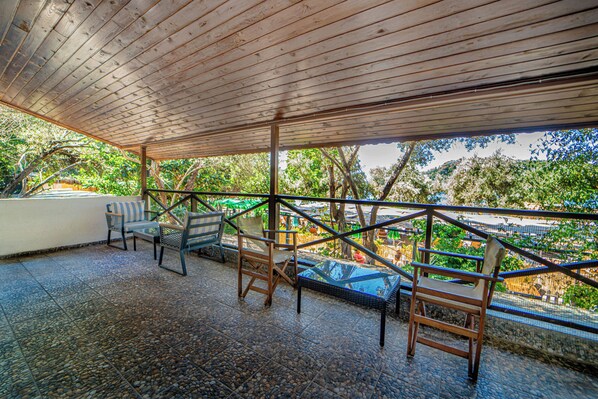 Deluxe Double Room, Balcony, Sea View | Living area
