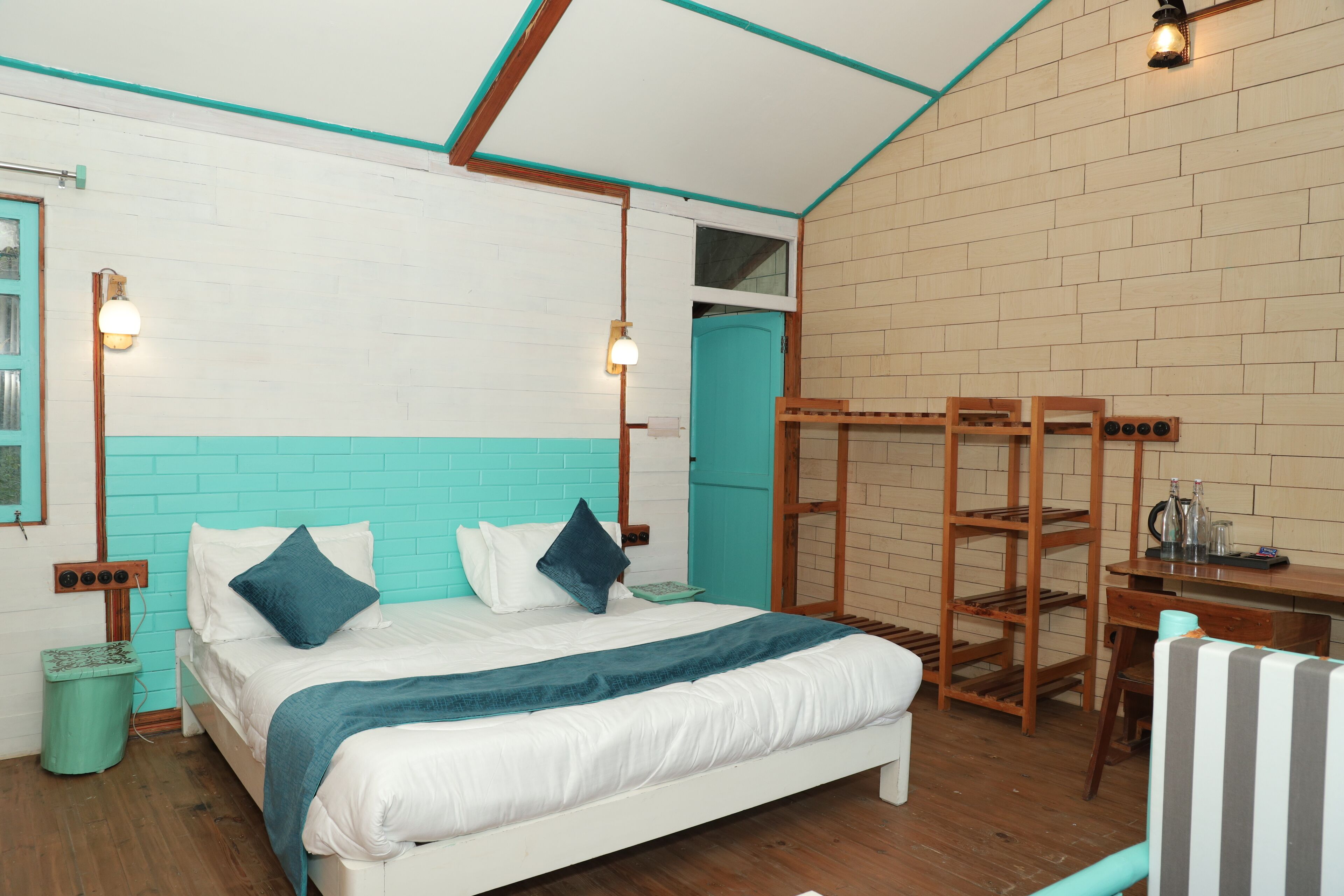 Un dormitorio con una cama, una escalera de madera, un escritorio y una silla.
