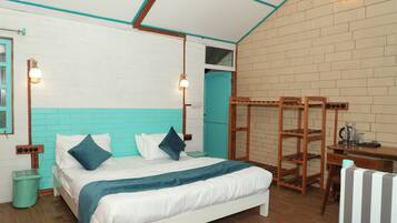 Un dormitorio con una cama, una escalera de madera, un escritorio y una silla.