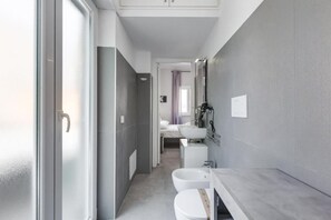 Dusche, Bidet, Handtücher, Seife