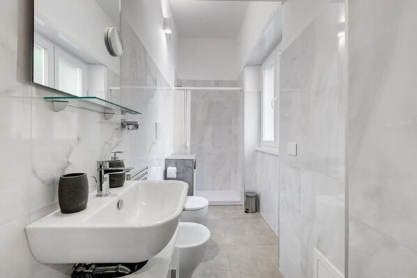 Douche, sèche-cheveux, bidet, serviettes fournies