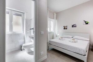 Douche, sèche-cheveux, bidet, serviettes fournies