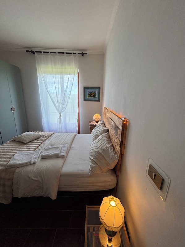 3 bedrooms, iron/ironing board, internet, bed sheets
