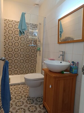 Dusj, hårføner, håndklær og såpe