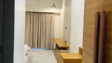 Deluxe Double Room, Balcony, Garden View | Interior