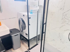 Huoneisto | Kylpyhuone | Hiustenkuivaaja