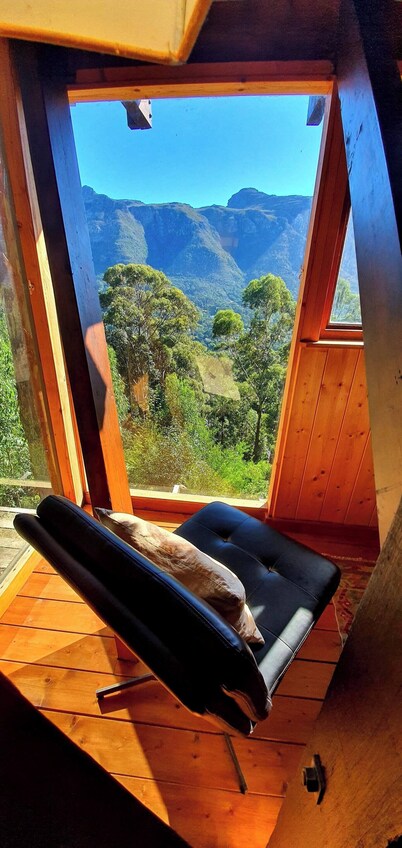 Spectacular 2-bedroom cabin in da woods looking onto Table Mountain in Cape Town