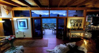 Spectacular 2-bedroom cabin in da woods looking onto Table Mountain in Cape Town