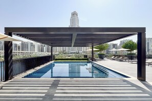 Piscina all'aperto, ombrelloni da piscina, lettini