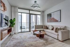 Appartamento Luxury, balcone, vista fiume | Soggiorno | Smart TV 55 pollici con canali digitali