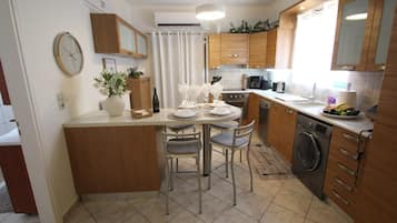 House | 2 bedrooms, desk