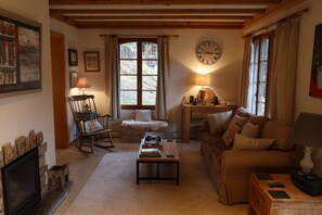 Télévision, cheminée, lecteur de DVD