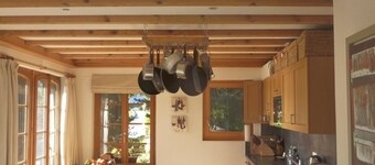 Situato nel cuore della località, all'imbarcadero di Les Collons 1800, questo magnifico chalet auten