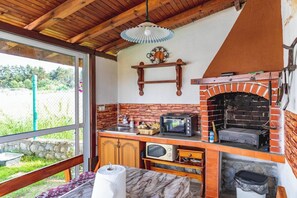 Fridge, microwave, oven, stovetop - Cozy Villa Retreat in Cigov Chark (Batak)