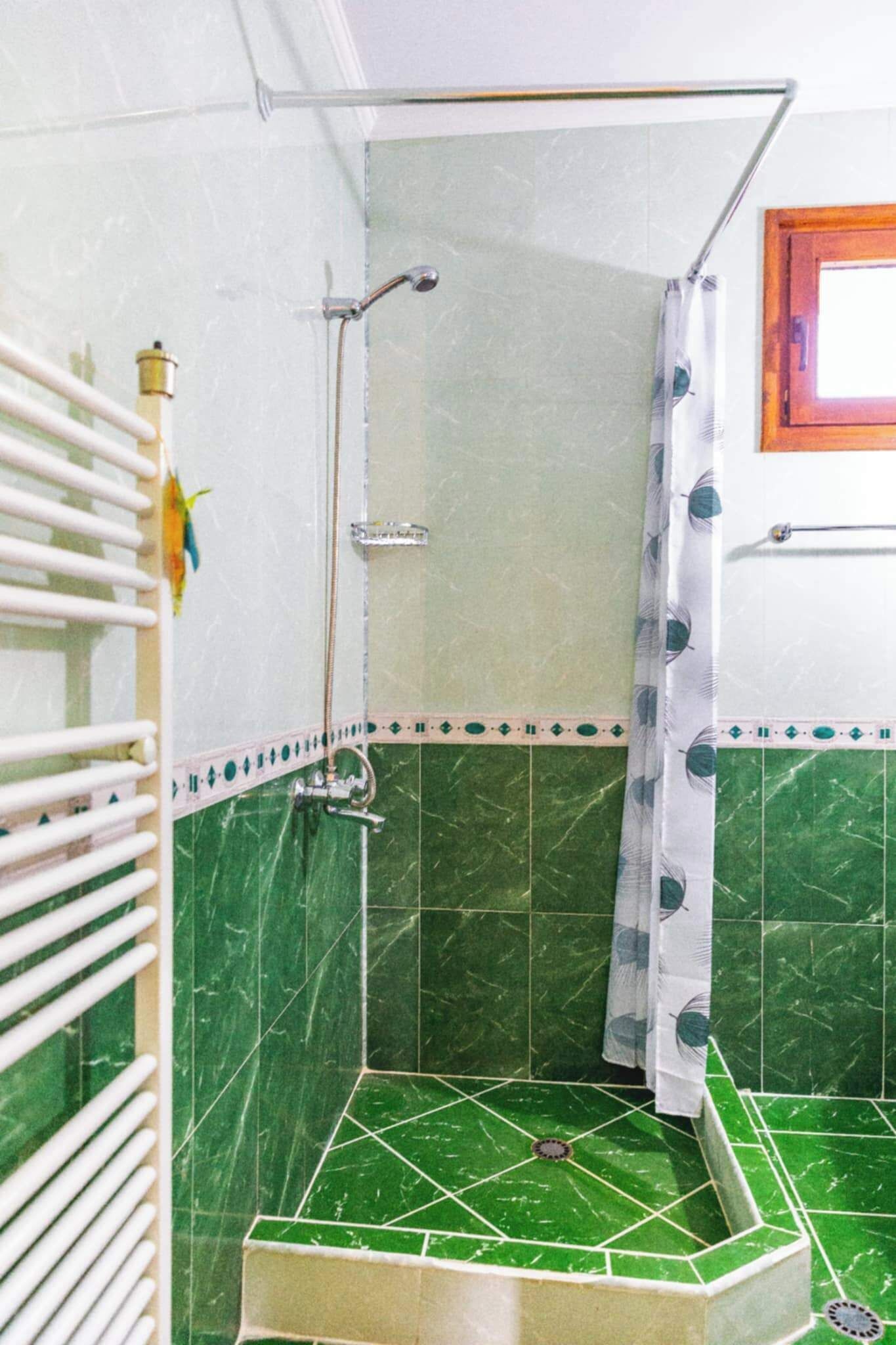 Chuveiro, toalhas de banho