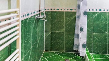 Chuveiro, toalhas de banho