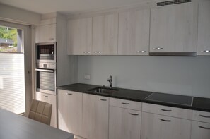 Jääkaappi, mikroaaltouuni, uuni, liesi