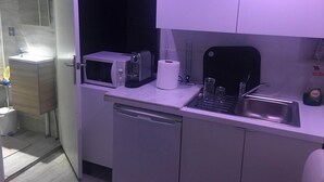A compact kitchen with a microwave, toaster, and sink. - Studio with independent entrance in Madrid (Madrid)