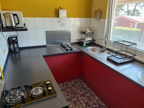 Réfrigérateur, micro-ondes, plaque de cuisson, lave-vaisselle