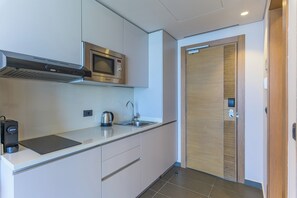 Lemari es kecil, microwave, kompor, dan mesin espresso