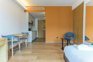Studio, 1 Tempat Tidur Double, dapur kecil, pemandangan gunung | Makan di kamar
