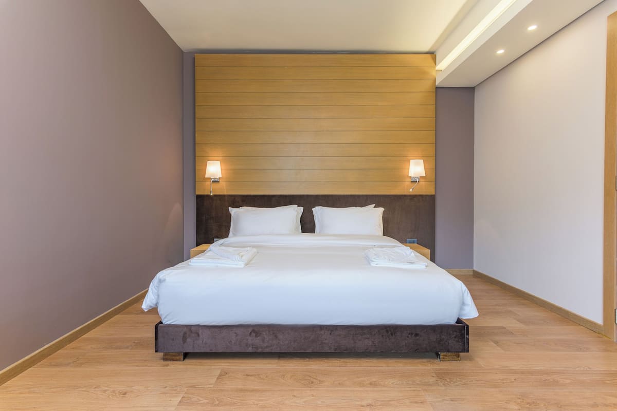 Premium bedding, iron/ironing board, WiFi (free), individually decorated
