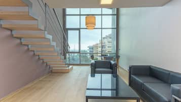 Loft L4 - Sea view | บริเวณนั่งเล่น | สมาร์ททีวี 43 นิ้ว พร้อมช่องดิจิตอล, บริการสตรีมมิ่ง