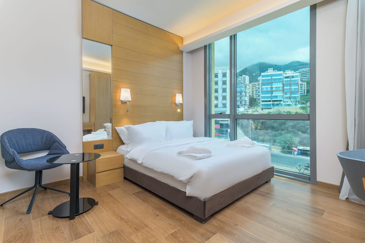 Premium bedding, iron/ironing board, WiFi (free), individually decorated