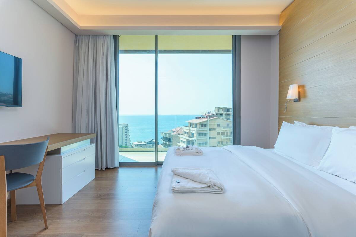 Premium bedding, iron/ironing board, WiFi (free), individually decorated