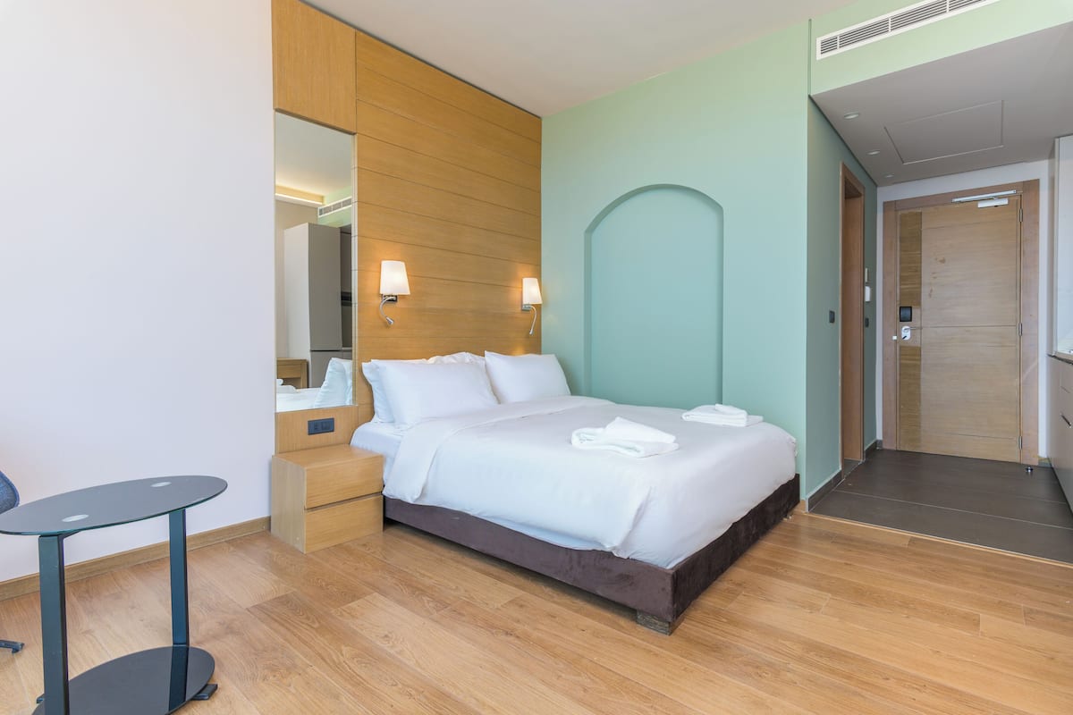 Premium bedding, iron/ironing board, WiFi (free), individually decorated
